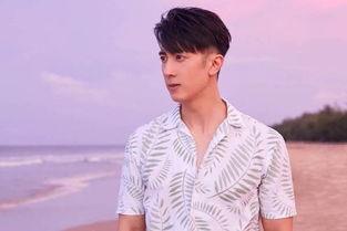 娱乐圈中两个男人吃瓜,是友情升温还是另有隐情？