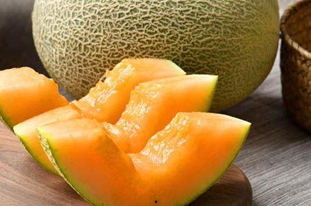 宝宝吃哈密瓜嘴唇黑,宝宝吃哈密瓜嘴唇变黑揭秘