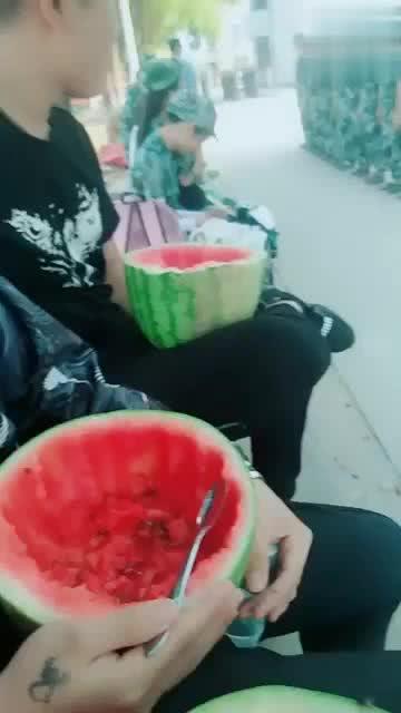 热门吃瓜军训视频,笑料百出，青春记忆里的甜蜜苦涩