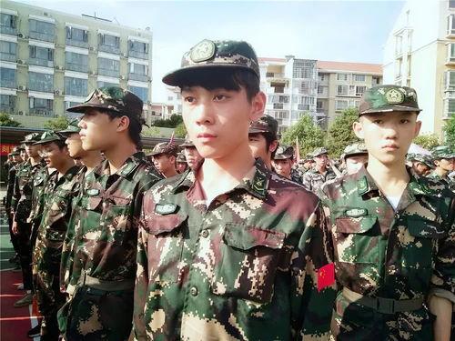 热门吃瓜军训视频,笑料百出，青春记忆里的甜蜜苦涩